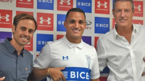 Rovirsa posando con su nueva camiseta