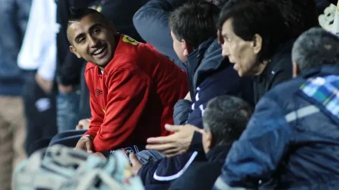 Arturo Vidal comparte banco de suplentes con el Cóndor Rojas en un duelo a beneficio del portero que se jugó en el Monumental en 2013. (Agencia Uno).