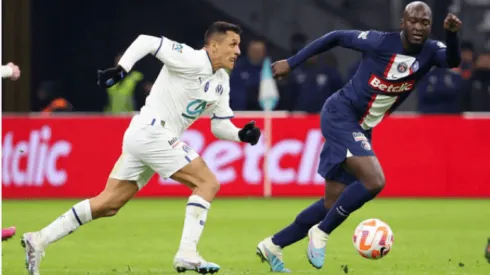 Alexis Sánchez conduce la pelota ante la marca del portugués Danilo Pereira en la victoria del Marsella ante el PSG por la Copa de Francia.