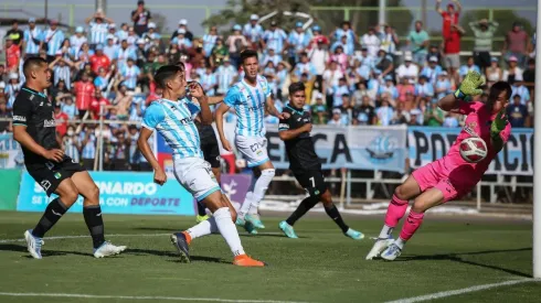 Magallanes usó la cancha de San Bernardo para su debut en el torneo.