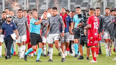 Héctor Jona expulsa a Pato Rubio en el Monumental
