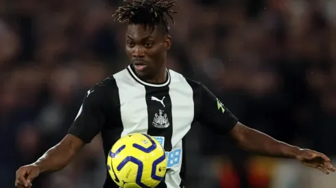 Christian Atsu con la camiseta del Newcastle