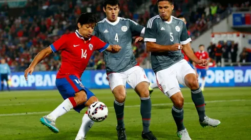 Matías Fernández ante Paraguay.