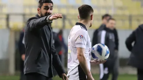 Paqui Meneghini da indicaciones ante la mirada de Leonardo Gil en un partido entre Colo Colo y Everton.