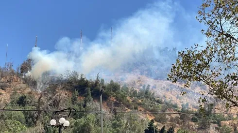 Logran controlar incendio en el Cerro San Cristóbal