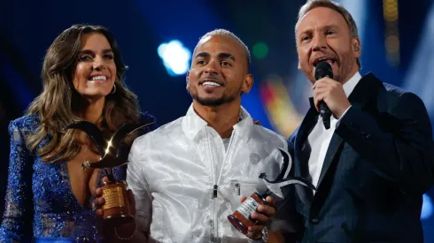 El cantante puertorriqueño Ozuna junto a los animadores en el Festival de Viña del Mar 2020