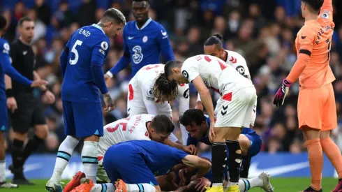 César Azpilicueta desplomado en el piso mientras sus compañeros piden asistencia