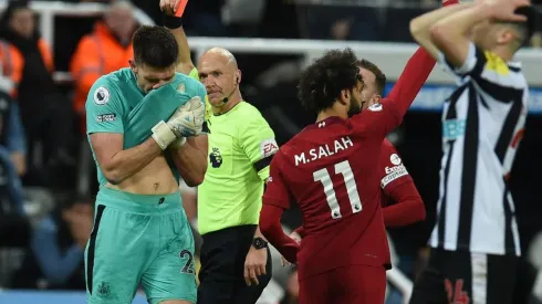 Chambonada: Pope se gana la expulsión con flor de condoro ante Liverpool.
