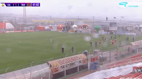 Los jugadores se cubrían la cabeza ante los intensos granizos