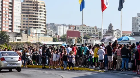 Las fanáticas de Karol G estuvieron durante esta tarde esperando a la artista en las inmediaciones del Hotel Sheraton Miramar en Viña del Mar.