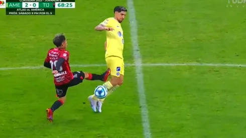 Domínguez le pegó un horrible patadón a Valdés y se ganó la tarjeta roja. Y también ganó un récord para el fútbol mexicano.