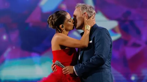 Hubo un rápido beso en el debut de la noche.