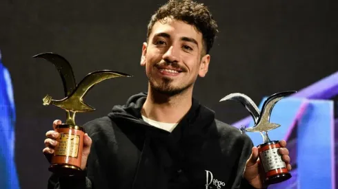 Diego Urrutia con sus gaviotas de oro y plata