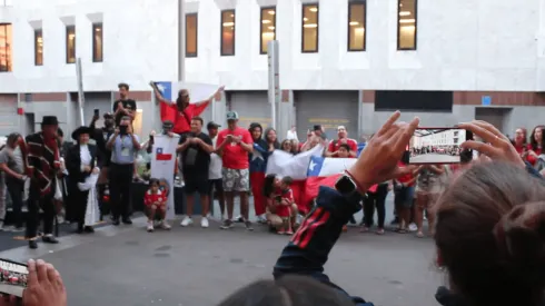 Chilenos en Auckland agasajan a La Roja con banderazo pre repechaje