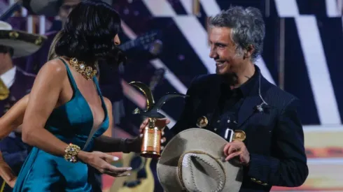El mariachi hizo vivir un incómodo momento a la mujer que le entregó el premio.