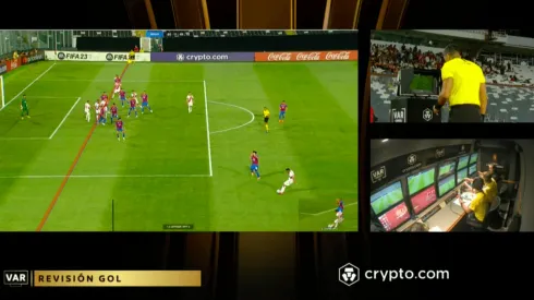 El VAR mostró solo esta imagen y no la otra, en la que quedaba claro que no había fuera de juego