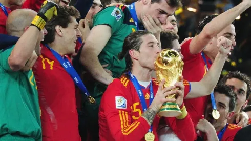 Sergio Ramos levanta la Copa del Mundo con España en el 2010