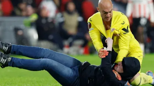 Dmitrovic reduce a hincha invasor