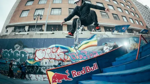 Marcelo Jiménez junto a su tabla quieren llegar a los Juegos Olímpicos de París 2024.