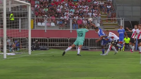 Nicolás Guerra tocó la pelota con la mano y dejó sin validez una jugada que terminó en gol para la U. de Chile.