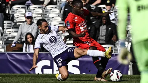 Suazo no pudo contra la potencia del Stade Reims
