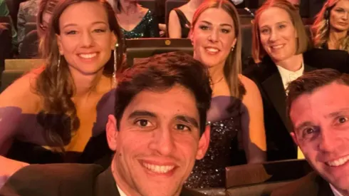 Tiane se luce con el Dibu en fotón de los mejores arqueros del mundo