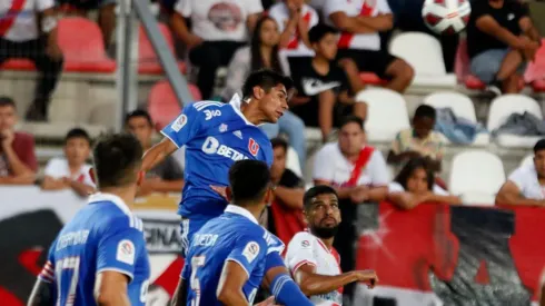 La U le pisa los talones a la UC en la cima