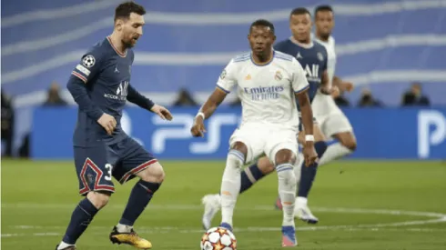 David Alaba en acción por el Real Madrid ante Lionel Messi en el PSG.
