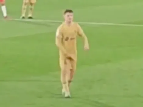 Gavi se agarra la frutera para provocar a la hinchada del Almería