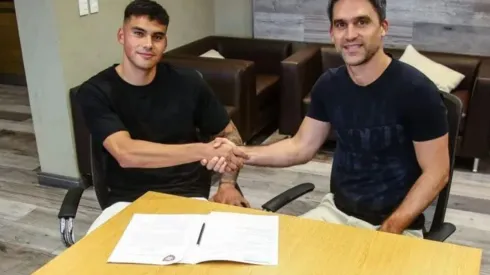 Alex Ibacache firmando su contrato en San Lorenzo