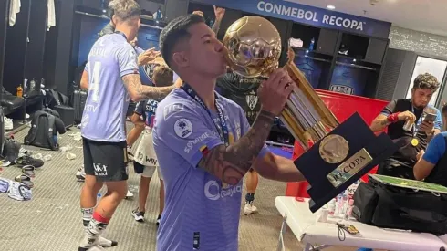 Matías Fernández celebra la Recopa obtenida en Río de Janeiro