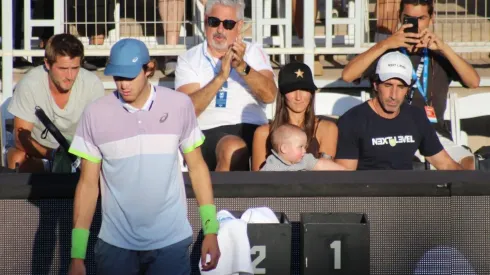 Nicolás Jarry contó con el apoyo de su esposa, Laura Urruticoechea (con gorro negro), y de su hijo Juan en su debut en el Chile Open 2023.