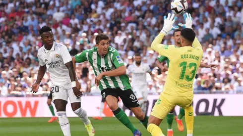 Claudio Bravo podría quedar relegado al banco en este partido.