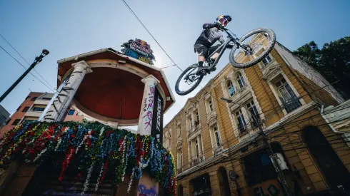 Al igual que en Valparaíso, las calles de Medellín se llenan de adrenalina con Red Bull Medellín Cerro Abajo este sábado.