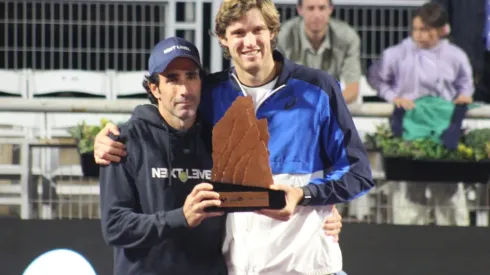 Juan Ozón, el coach de Nico Jarry, subió al escenario a felicitar a su pupilo por el título del ATP de Santiago.