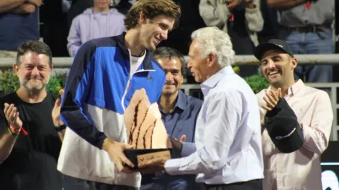 Jaime Fillol le entregó el trofeo del Chile Open a su nieto Nicolás Jarry.