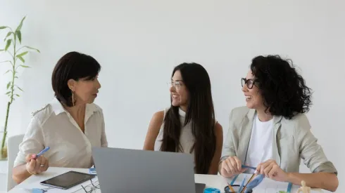 La presencia de las mujeres sigue siendo mayor en cargos asistenciales que en cargos directivos o gerenciales