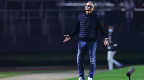 Ariel Holan en el duelo que la UC perdió ante Sao Paulo en la Copa Sudamericana.