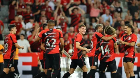 Luciano Arriagada podría tener más chances en Athletico Paranaense si se va Vitor Roque.