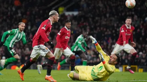 Claudio Bravo atajó todo lo que pudo, pero no logró frenar por completo al ataque del Manchester United