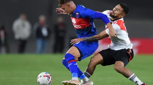 Mateo Retegui evade la marca de Paulo Díaz en un duelo entre Tigre y River Plate.