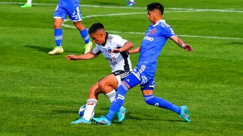 Vicente Pizarro cuida la pelota ante la arremetida de Darío Osorio en el Superclásico jugado en el Fiscal de Talca que ganaron los albos.