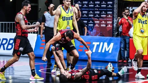 Flamengo celebra la dramática canasta con la que dejó fuera a la Universidad de Concepción
