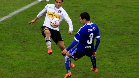 Álvaro Ormeño en acción ante Eugenio Mena en un Superclásico entre Colo Colo y U. de Chile.