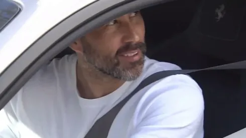 Claudio Bravo salió de entrenar en su Ferrari y se encontró con un chistoso hincha Bético, a quien le respondió con humor.