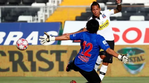 Arnaldo Giménez en acción durante un duelo de Colo Colo ante Unión La Calera en el estadio Monumental.
