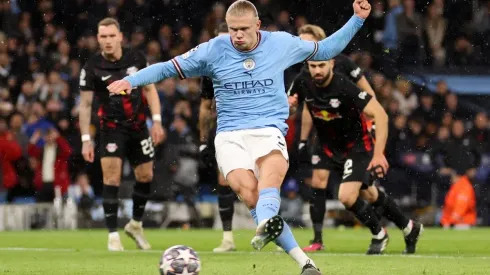 Haaland anotó cinco goles, comenzando con el polémico penal