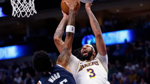 Anthony Davis ha liderado una remontada en los Lakers que lo tiene aportas de playoffs.