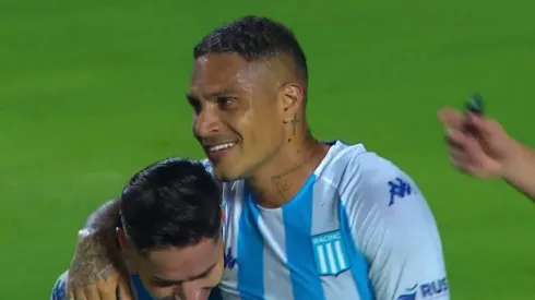 Paolo Guerrero celebra con el Torta Opazo su primer gol en la liga argentina
