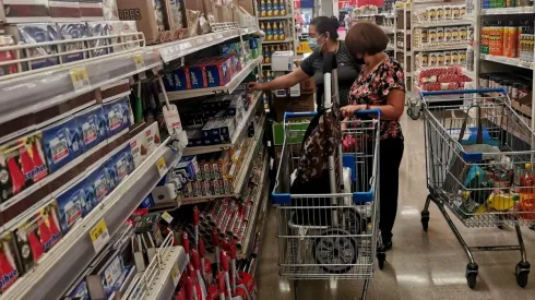Chilenos compran en supermercado de Argentina